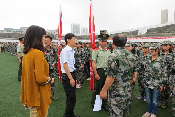 星空官方网页版领导亲切慰问军训教官及2013级军训学生